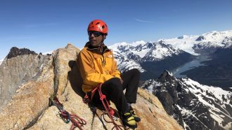 Carlos Vasquez probando la chaqueta Pumori Summit Series de The North Face