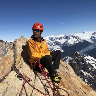 Carlos Vasquez probando la chaqueta Pumori Summit Series de The North Face