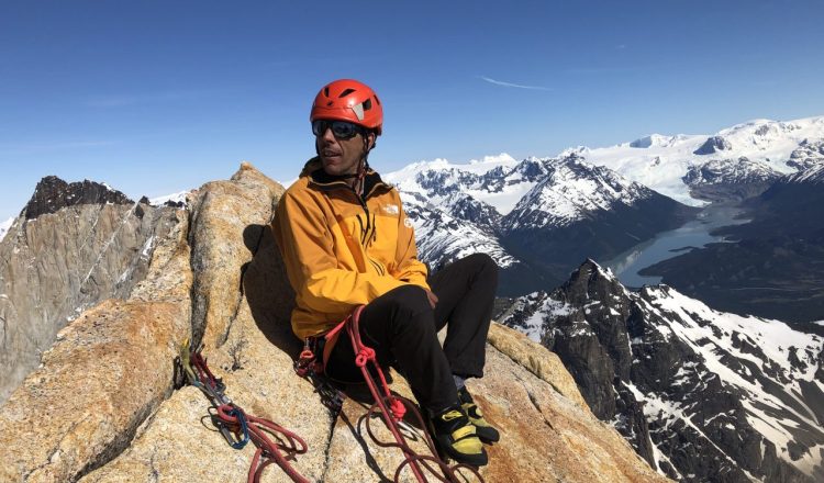 Carlos Vasquez probando la chaqueta Pumori Summit Series de The North Face