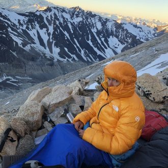 Carlos Vasquez probando la parka Pumori de The North Face