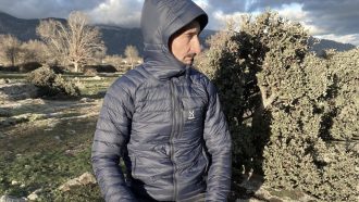 Rober Llorente probando la chaqueta Spire Mimic Hood de Haglöfs