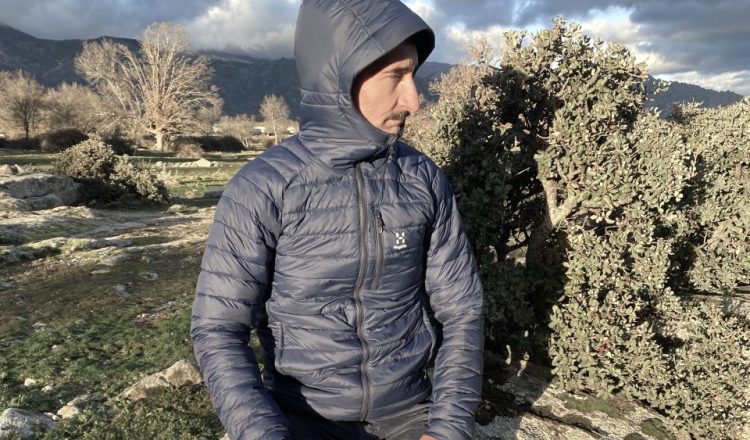 Rober Llorente probando la chaqueta Spire Mimic Hood de Haglöfs