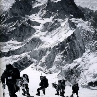 Edición ilustrada por Jon Krakauer. Escaladores en el sección sureste del Everest el 10 de mayo de 1996