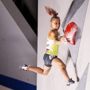 La eslovena Janja Garnbret medalla de oro en los Juegos Olímpicos de Tokyo 2021 en la competición de búlder que ganó.