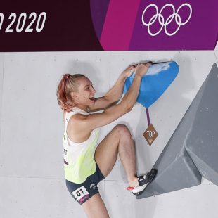 La eslovena Janja Garnbret medalla de oro en los Juegos Olímpicos de Tokyo 2021 en la competición de búlder que ganó.