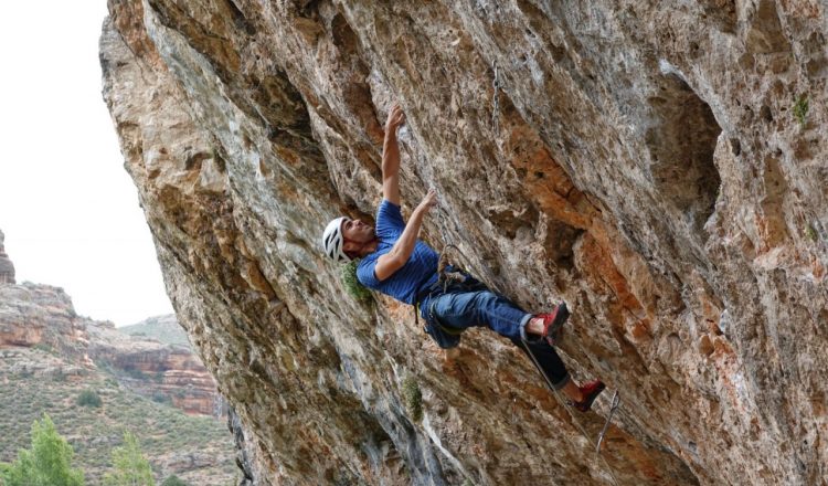 Javi Guzman escalando en Somaen