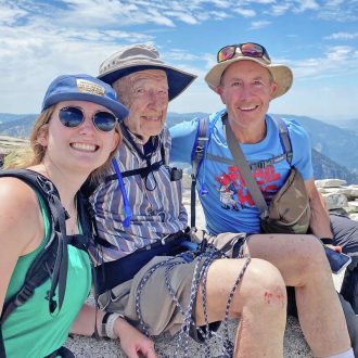 Everett Kalin, con su hijo y su nieta en la cima del Half Dome (Foto: Sidnay Kalin).