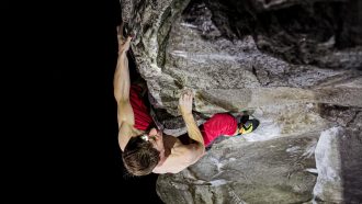 Martin Keller en 'Gateway' 8C+ de Ticino (Foto: Vladek Zumr).