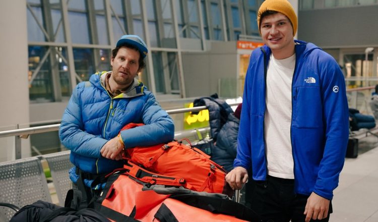 Maciej Kimel y Michal Król, en el aeropuerto camino de la Nameless Tower invernal (Foto: Oswald Rodrigo Pereira).