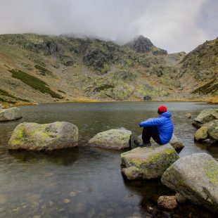 Laguna de los Caballeros en la Sierra de Gredos  ()