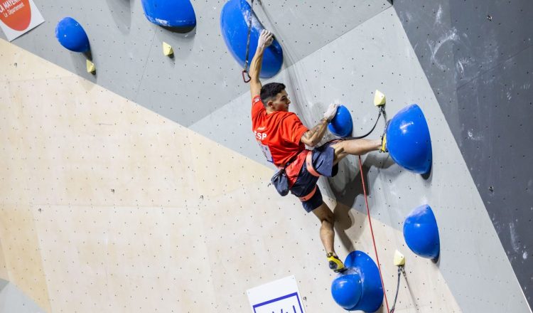 Alberto Ginés en el preolímpico europeo de Laval 2023 (Foto: Jan Virt/IFSC).