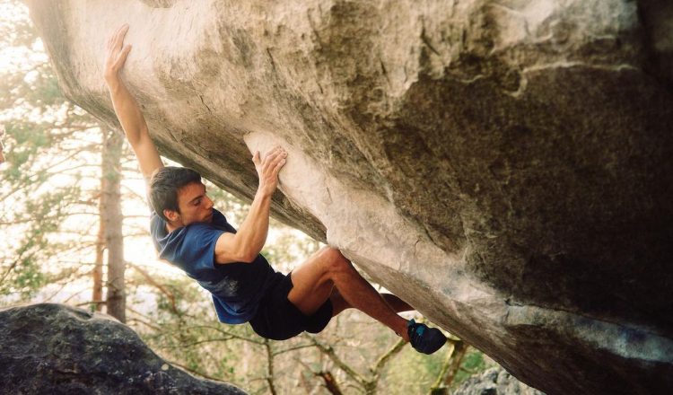 Simon Lorenzi en 'Soudain seul' 9A de Fontainebleau.