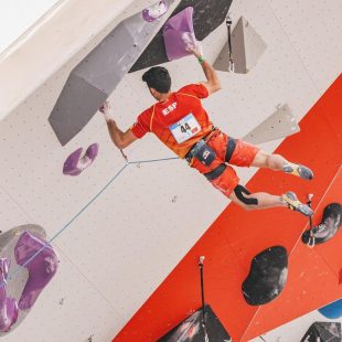 Alberto Ginés, en la Copa del Mundo de Escalada de Dificultad de Chamonix 2021.