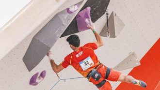 Alberto Ginés, en la Copa del Mundo de Escalada de Dificultad de Chamonix 2021.