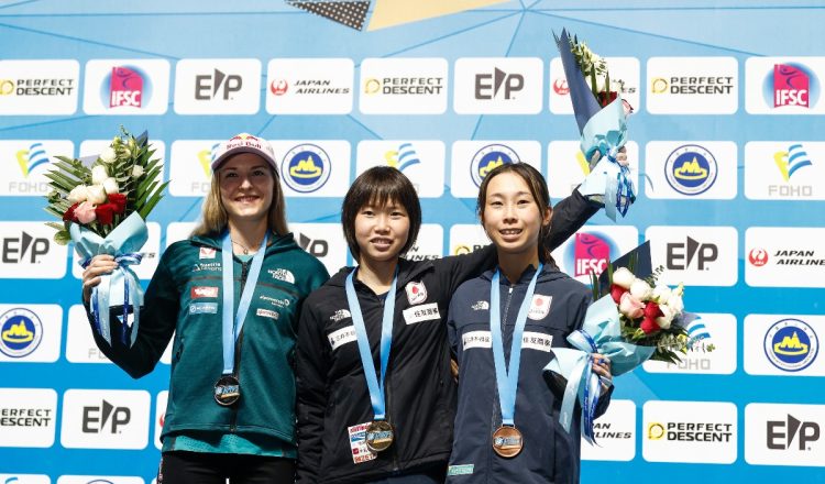 Podio femenino de la Copa del Mundo de Escalada de Dificultad de Wujiang 2023, con Ai Mori (1ª), Jessica Pilz (2ª) y Natsuki Tanii (3ª) (Foto: Dimitris Tosidis/IFSC).