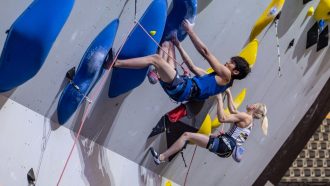 Soratu Anraku y Janja Garnbret, en el Campeonato del Mundo de Dificultad de Berna 2023 (Foto: Jan Virt/IFSC).