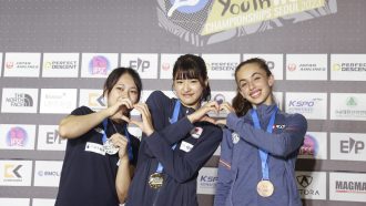 Podio Youth B femenino del Campeonato del Mundo de Dificultad Juvenil de Seúl 2023, con Natsumi Oda (1ª), Kohana Mugishima (2ª) y Geila Macià (3ª). (Foto: Dimitris Tosidis/IFSC).