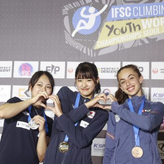 Podio Youth B femenino del Campeonato del Mundo de Dificultad Juvenil de Seúl 2023, con Natsumi Oda (1ª), Kohana Mugishima (2ª) y Geila Macià (3ª). (Foto: Dimitris Tosidis/IFSC).