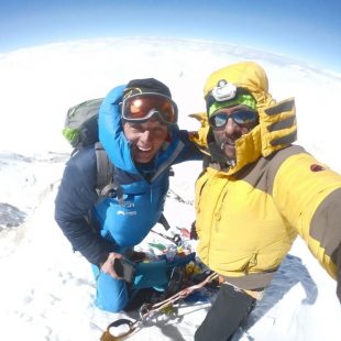 Karl Egloff y Nico Miranda en la cima del Makalu (Foto: N. Miranda).