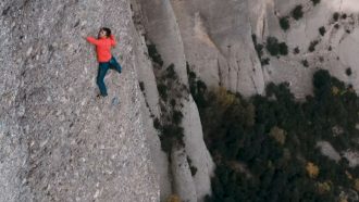 Luis Manzaneda en la 'Punsola-Reniu' al Cavall Bernat de Montserrat (Foto: KooKoo Climb TV).