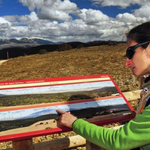 El Moncayo aparece al fondo presidiendo el paisaje que explica un panel de orientación situado en la Sierra del Madero  (EDUARDO VIÑUALES)