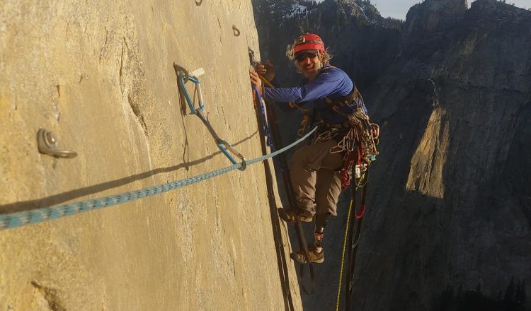 Ammon McNeely, escalando con una pierna amputada en 2020 (Foto: @ammonmcneely).