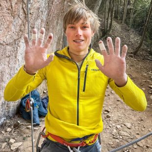 Alex Megos tras encadenar 'Furia de jabalí' 9b de Siurana (Foto: Jenya Kazbekova).