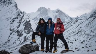 Mathieu Maynadier, Simon Gietl y Roger Schaeli, en el Meru Peak (Foto: Daniel Hug).