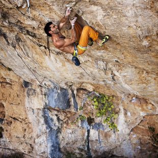 Iris Matamoros en Hipoxia extensión 8c+/9a de Santuario  (Gema Martínez Palao)