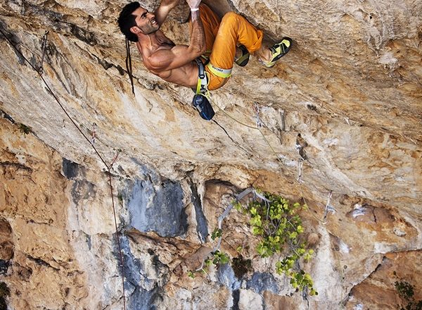 Iris Matamoros en Hipoxia extensión 8c+/9a de Santuario  (Gema Martínez Palao)