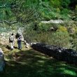 Dos senderistas disfrutando del paisaje de Bosques de frontera (Cantabria)  (Francisco José Sobrino)