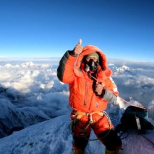 Mikel Sherpa, compañero de Sito Carcavilla, en la cima del Everest el 20 mayo de 2022