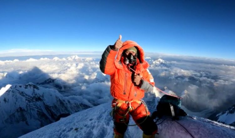 Mikel Sherpa, compañero de Sito Carcavilla, en la cima del Everest el 20 mayo de 2022