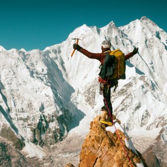 James Price, durante el descenso del Mirshikar, con el Rakaposhi de fondo (Foto: Seb Carniato).