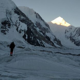 La ascensión al Gasherbrum 2 comienza con esta cascada helada.