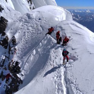 Un grupo de alpinistas a 7.800 metros en la normal del Broad Peak