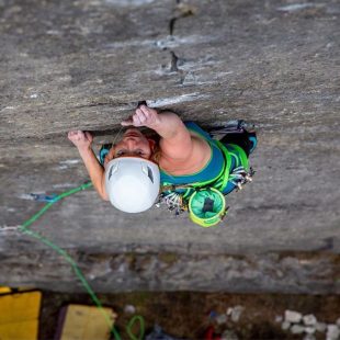 Lena Marie Müller en 'Prinzip hoffnung' 8b/+ trad en Bürser Platte