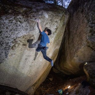 Ryuichi Murai en 'Floatin' 8C+ del Mt. Mizugaki (Foto: Momoka Oda).