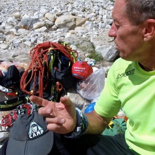 Denis Urubko con parte del material que transportó en el Baltoro (julio 2022), temporada en el que estilo alpino, ligero y rápido ascendió tres ochomiles (Broad Peak, Gasherbrum 2 y K2) en 11 días.