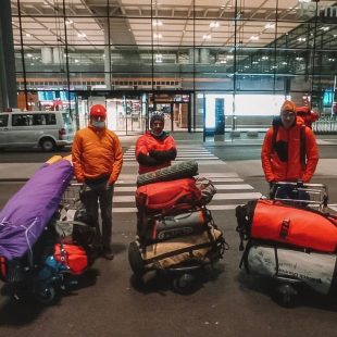 Janusz Golab, Maciej Kimel y Michal Krol, en el aeropuerto de Varsovia (Foto: Polski Himalaizm Sportowy).