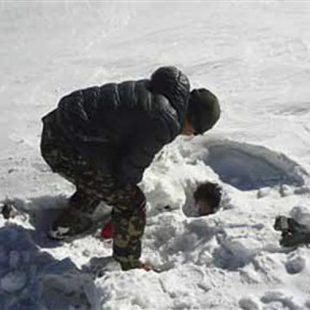El Equipo de Rescate Alpino del Ejército de Nepal en labores de socorro en el Annapurna 2014  (Ejército de Nepal)