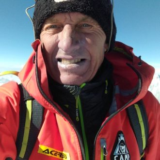 Denis Urubko celebrando su 49 cumpleaños en la cima del K2 (29 julio 2022), era la tercera cim de ochomil metros que ascendía en 11 días tras el Broad Peak y Gasherbrum 2.