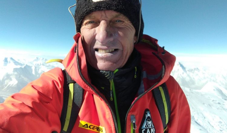 Denis Urubko celebrando su 49 cumpleaños en la cima del K2 (29 julio 2022), era la tercera cim de ochomil metros que ascendía en 11 días tras el Broad Peak y Gasherbrum 2.