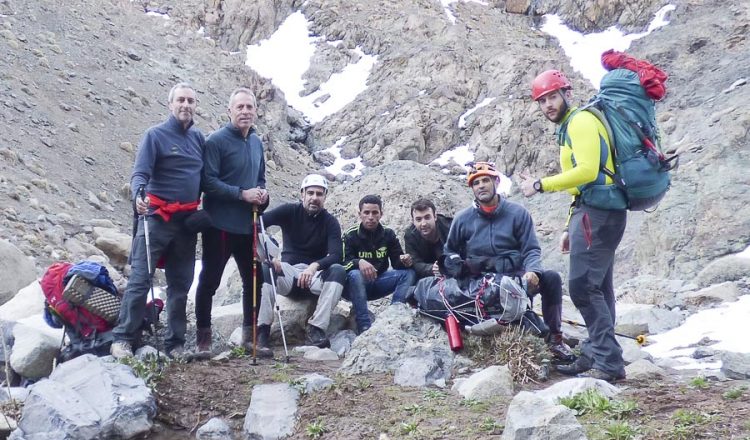 El grupo de espeleólogos antes de separarse al comienzo del barranco. De izquierda a derecha: Juan Bolivar (padre)