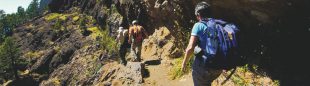 Un grupo de caminantes se dirige al área de acampada de la Caldera