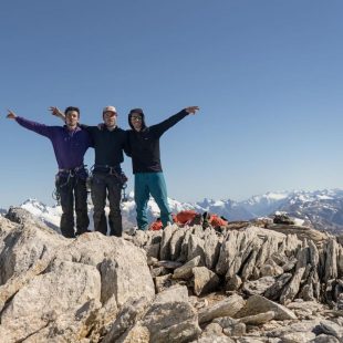 Seba Pelletti, Hernán Rodríguez y Antar Machado en la travesía 'Ayayema Wesqar' en el Grupo la Paz (Foto: Antar Machado).