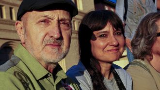 Sebastián Álvaro con Amaral en la manifestación de Zaragoza (6 mayo 2023) que reunió a unas 15000 personas para salvar Canal Roya convirténdola en Parque Natural.