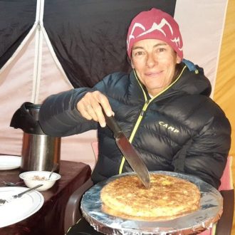 Pipi Cardell celebrando -en el campo base del Gasherbrum I la cima de esta montaña, su primer ochomil.