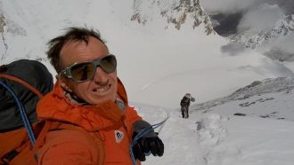 Denis Urubko en un momento de su ascensión al Gasherbrum I, que alcanzó -con Pipi Cardell- el 21 de julio 2023.