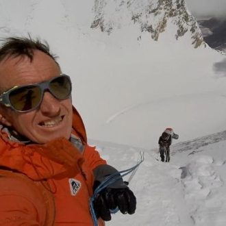 Denis Urubko en un momento de su ascensión al Gasherbrum I, que alcanzó -con Pipi Cardell- el 21 de julio 2023.